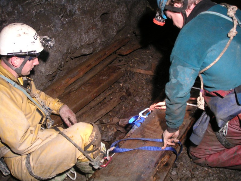 sc_rigging_oreshootforcollapse_bypass.jpg - Rigging an ore shoot to drop back down into the horse level from the stope above. This one was about 10m deep, but further west into he stope are a few more ore shoots that also connect, which are shallower.