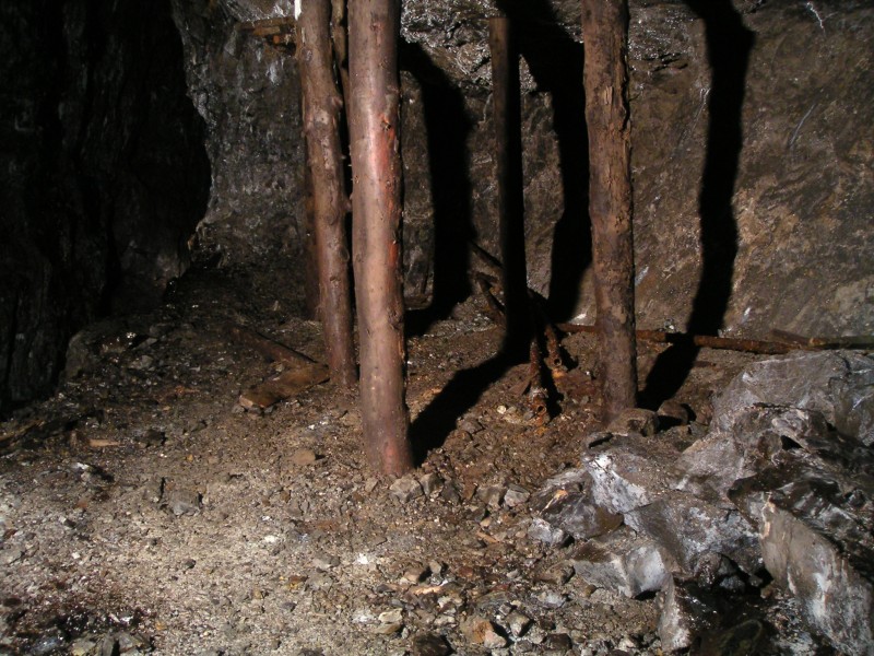 sc_stope_middlecleugh_northvein_ledge1.jpg - When we climbed the ledge, you got a very good view of the stope as well as the interesting items on it. Here is a grouping of pit props.
