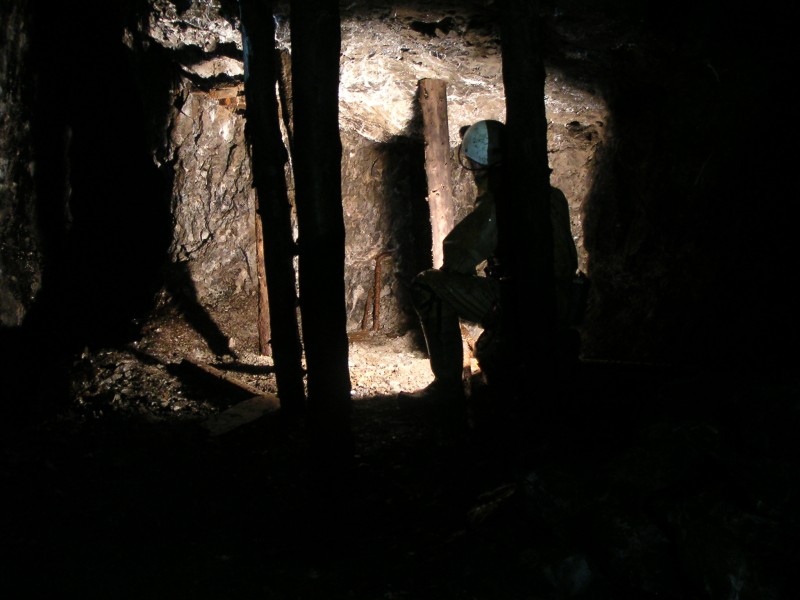 sc_stope_middlecleugh_northvein_ledge2.jpg - A more atmospheric shot of the pit props which also high lights some tools in the background.