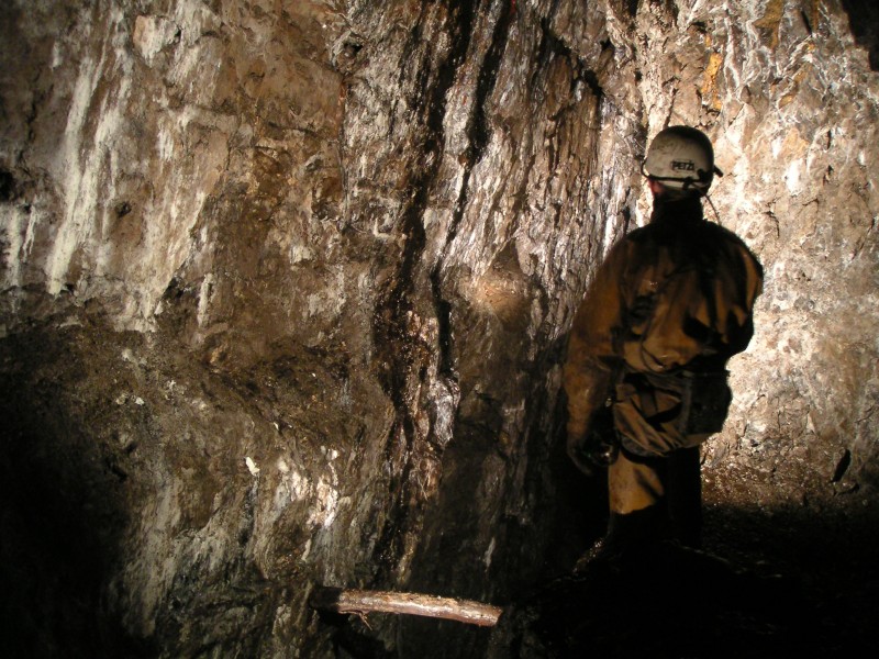 sc_stope_middlecleugh_northvein_ledge4.jpg - At the edge of the ledge, looking down into the stope.