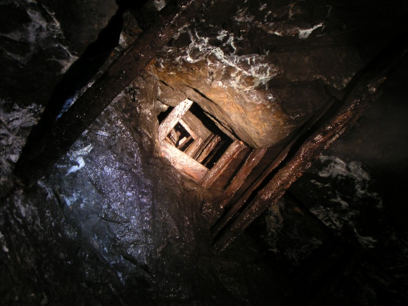 sc_stope_middlecleugh_northvein_midair_level1.jpg - Near the entrace to the stope we noticed this double rise hanging in mid air some 20m above us. In the next photograph you can see the other side.