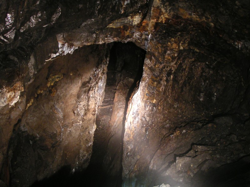 sc_stopes_middlecleugh_northvein2.jpg - We explored the stope for some way heading east, and ended up climbing a steep slope of shale. this the view looking back down the slope. In the middle of the picture you can see the ledge that we later climbed up on the right.