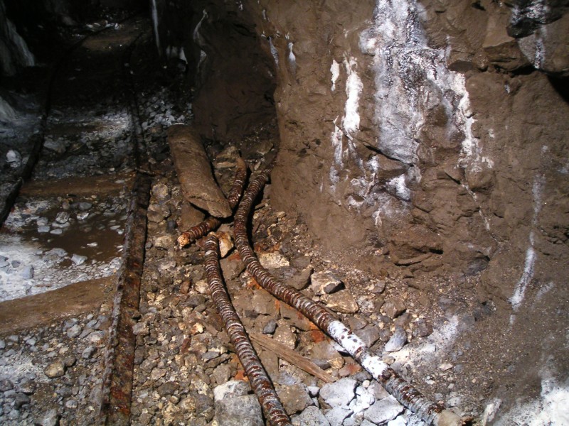sc_sublevstope_airhose.jpg - Past the wheels, these intact pieces of air hosing could be seen.
