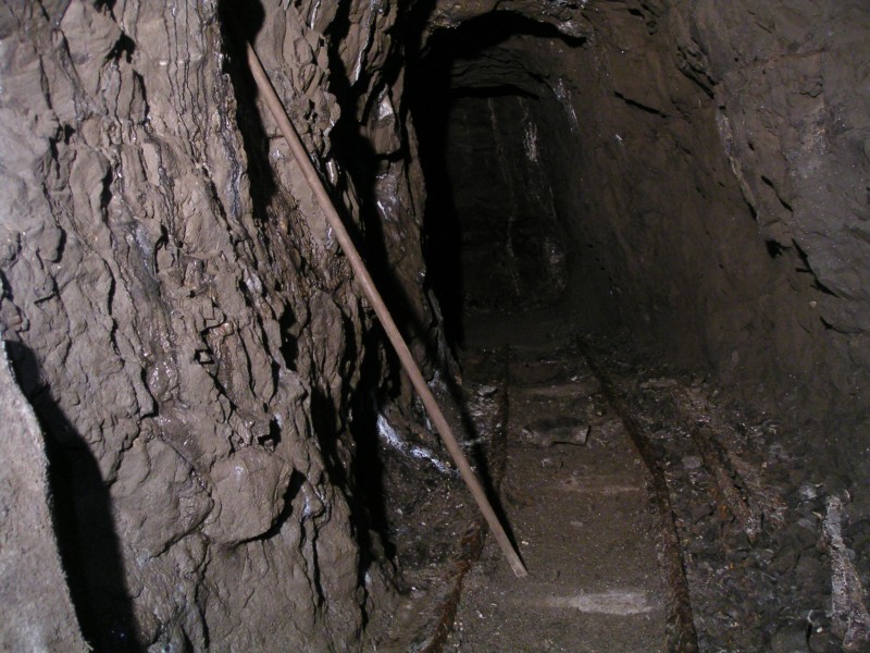 sc_sublevstope_end.jpg - Broom handle.