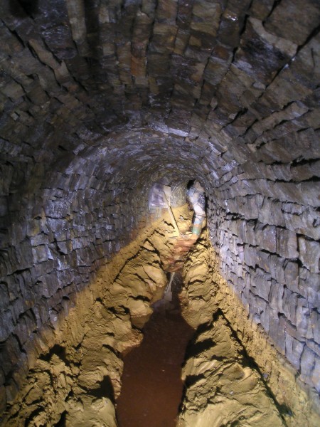 sc_middlecleughvsublevel4.jpg - Further into the level, a horrible build up of orange orchrus mud that sucks at your wellies.