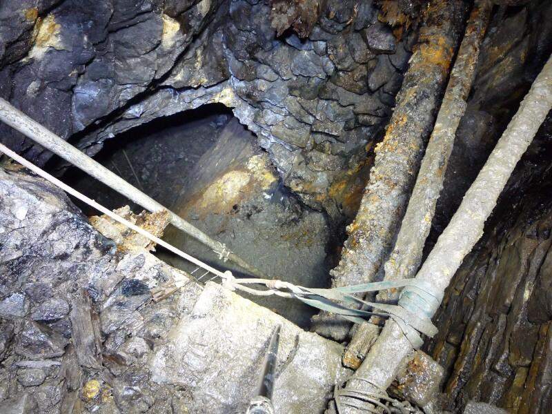 sc04_maypoletop.jpg - Looking down from the level at the top.