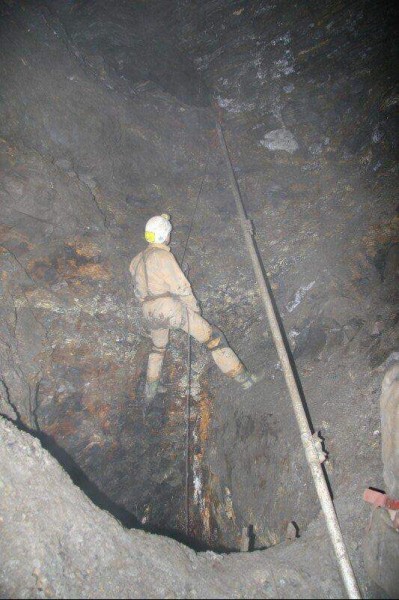 sc13_bs_chamber_mpclimb4.jpg - Coming back down. (Photo by Pete)