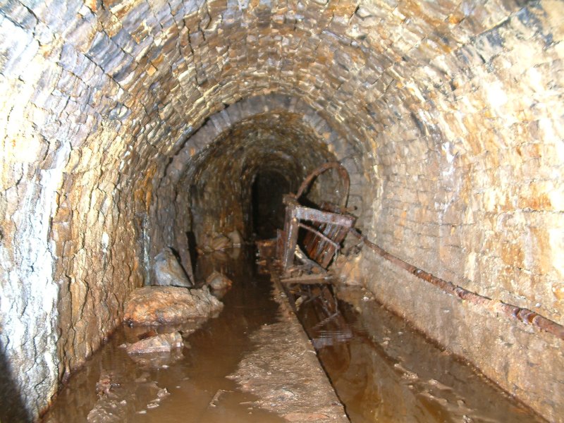 sc_middlecleugh_2nd_sunvein_past_browngillvein2.jpg - A solitary ore truck past the junction of Longcleugh Vein along Middlecleugh Second Sun Vein.
