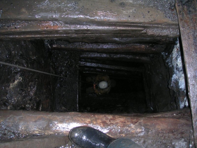 sc_riseinto_workingabovebrowngillvein.jpg - The rise you need to climb up on Longcleugh Vein to get past the blockage to Bogg Shaft.