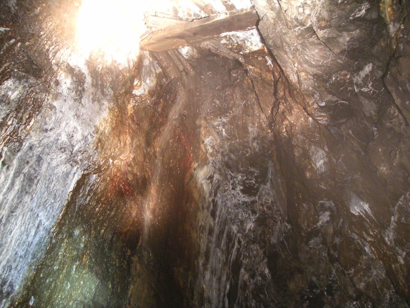 sc_roofofworkingspastboggshaft1.jpg - Just past Bogg Shaft another rise can be seen going into the roof, again with water pouring down.