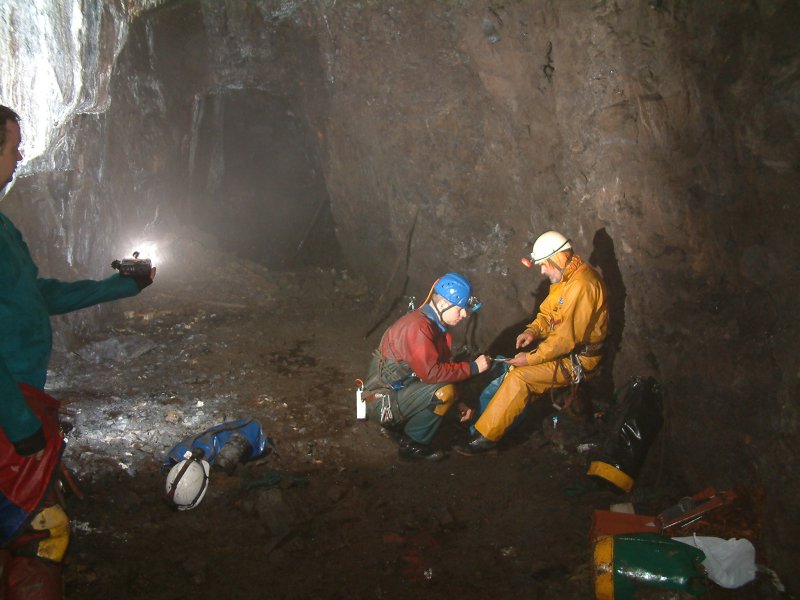 sc_workings_past_boggshaft1.jpg - After lunch, time for photographic experiments.