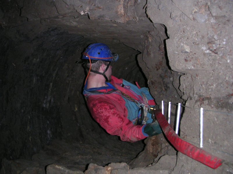 sc_desenttosublevel2.jpg - Preparing to abseil down the shaft. The shaft is nicely lined with good stone work and is about 15m deep.