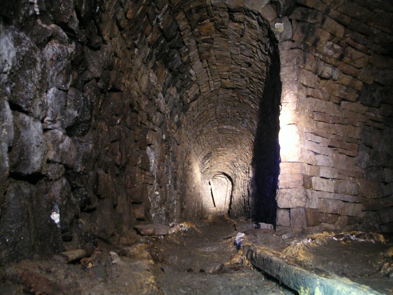 sc_sublevelcrossvein1.jpg - A junction, the right passage leads to the mini chamber.