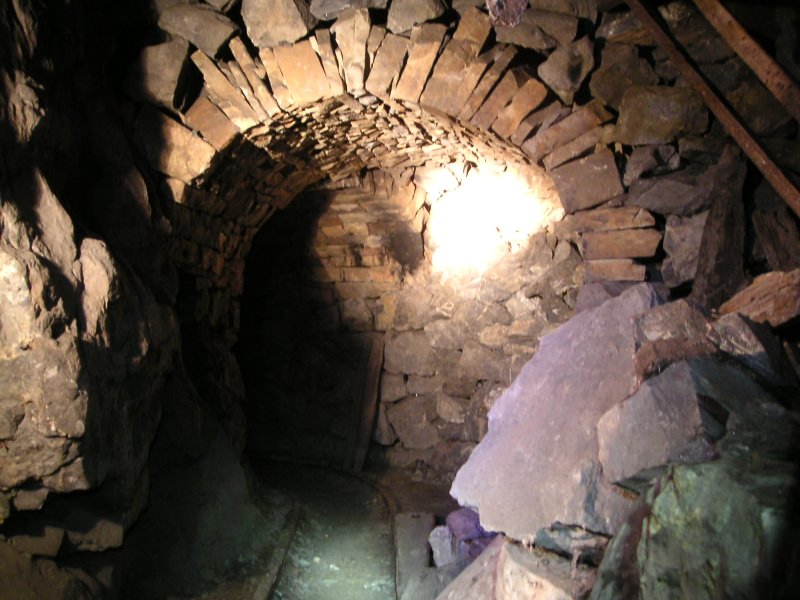 sc_sublevelcrossvein4.jpg - Round the corner in the right hand passage.