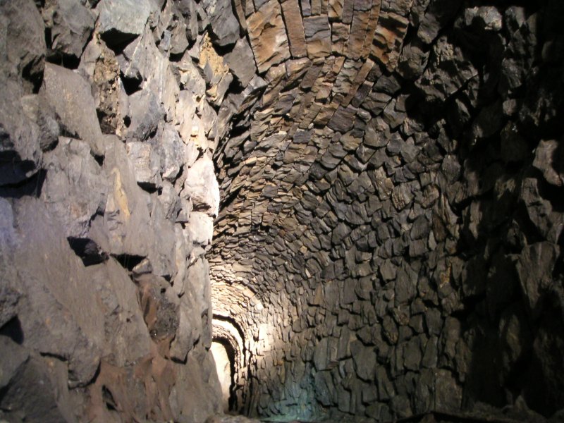 sc_sublevelcrossvein5.jpg - Some of the stone work in the sub level, as can be seen it is very good condition and very dry. This is the first picture we took with our new technique - its completely different to most of the washed out pictures.