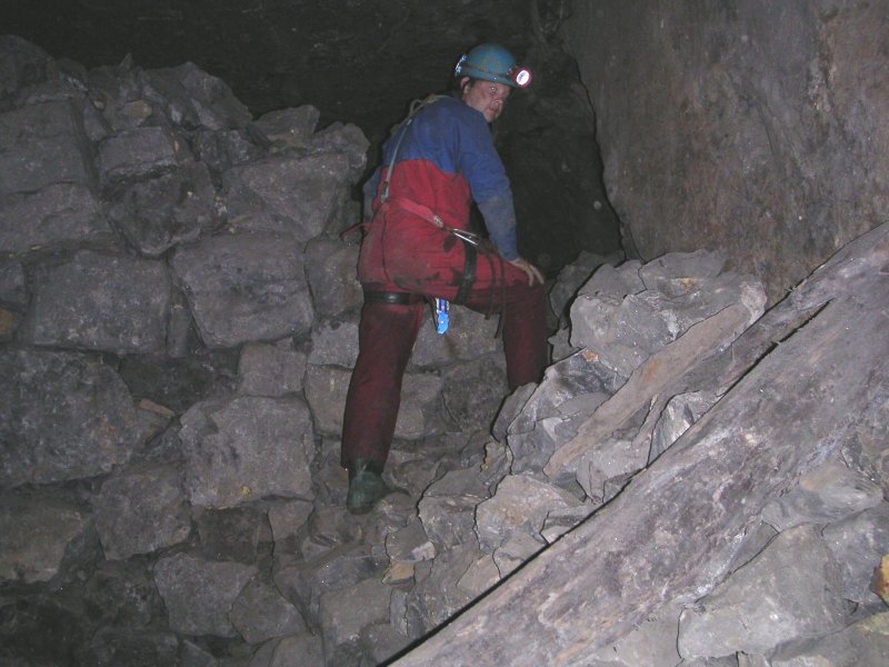 sc_sublevelworkings1.jpg - Charlie in the small mini ballroom like chamber that we found, if you climb up on the deads it loops round to the passage that leads into this chamber.