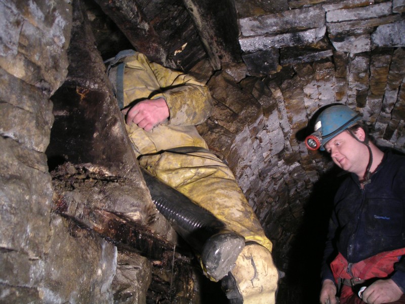 sc_2SVeast_hopper2.jpg - Digging 25/02/06 - Mark having a look before we start ramming the choke.