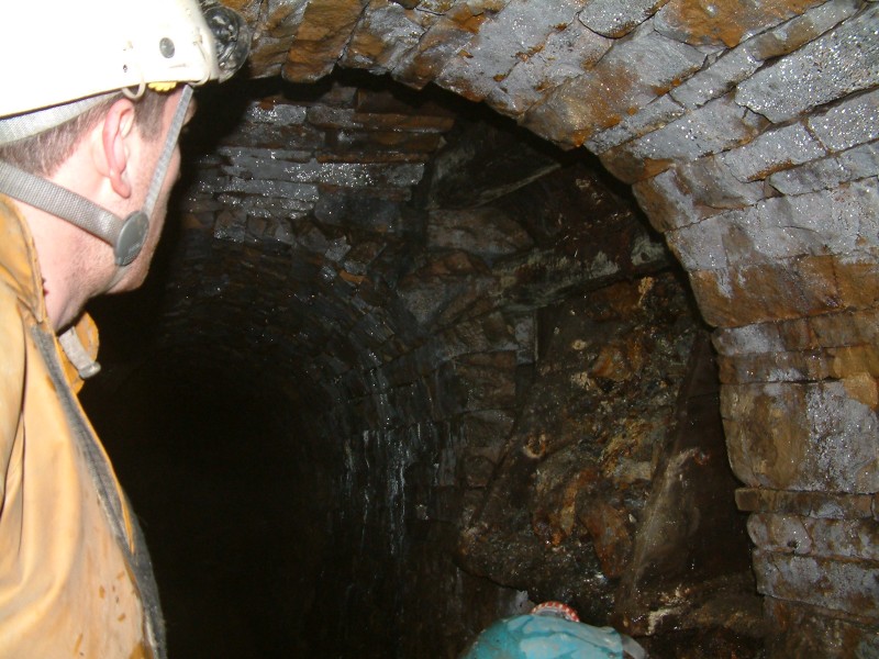 sc_2SVeast_hopper_digging1.jpg - Digging 22/01/06 - First look at the hopper, will it be totally blocked?