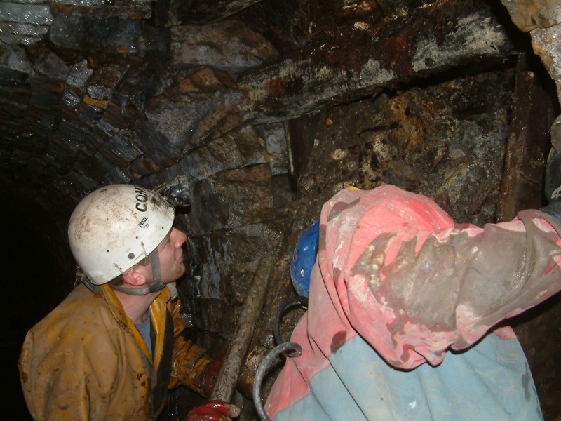 sc_2SVeast_hopper_digging3.jpg - Digging 22/01/06 - Some more rocks have come out and now we can see that it is not full to the top.