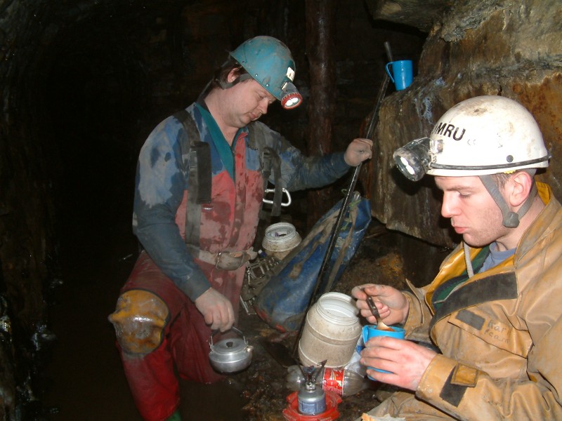 sc_2SVeast_lunch5.jpg - Digging 22/01/06 - ..and more lunch.