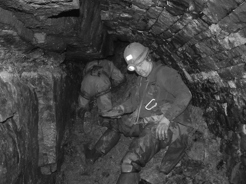 sc_2ndsv_digging_bw1.jpg - Digging 22/01/06 - An arty black and white photograph, its hard down the pit.