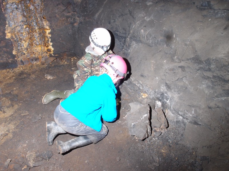 PC306905.JPG - Burying shiny things, donts wants to put them in our pocketsies.