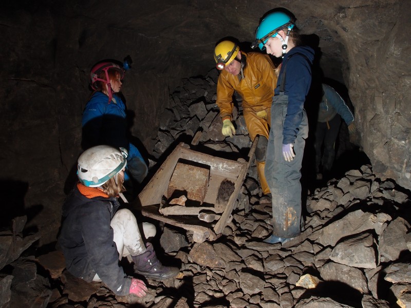 P2200802.JPG - Pete telling them to not to play with the artefacts!
