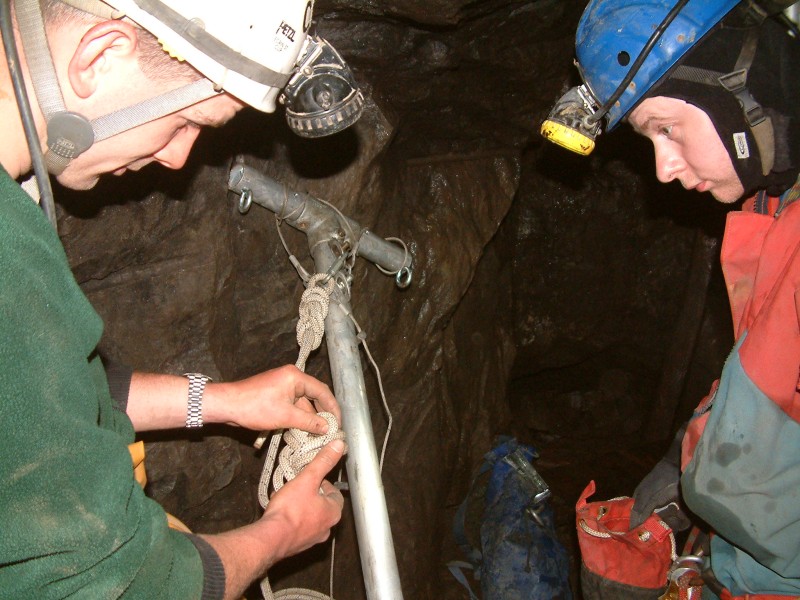 sc_1stmaypoletest2.jpg - Rigging the maypole up with rope ladder and rope, really exciting....