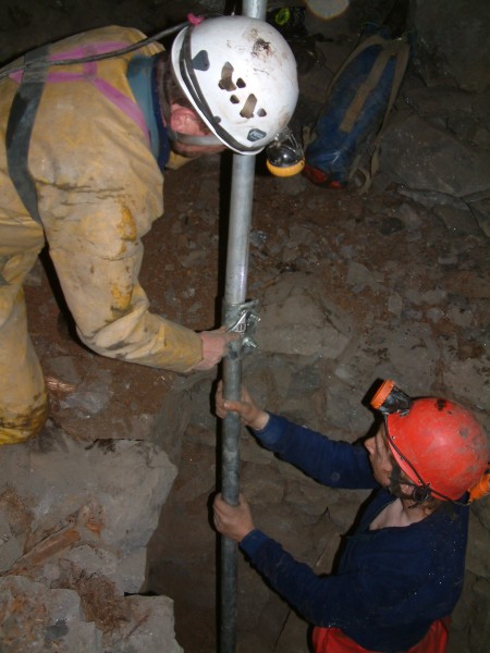 sc_2ndmaypoletest5.jpg - Second assembly of the maypole for the rise near Emerson Cain's Crosscut.