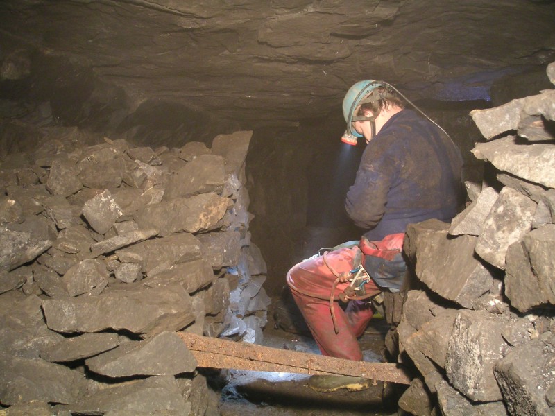 sc_newfanflats_nearthe_rise.jpg - Charlie near the top of the rise, and anchor rails someone has left behind.