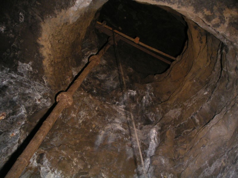 sc_hs_lookingup_sublevel.jpg - Looking up from the flats below Elliotts String.