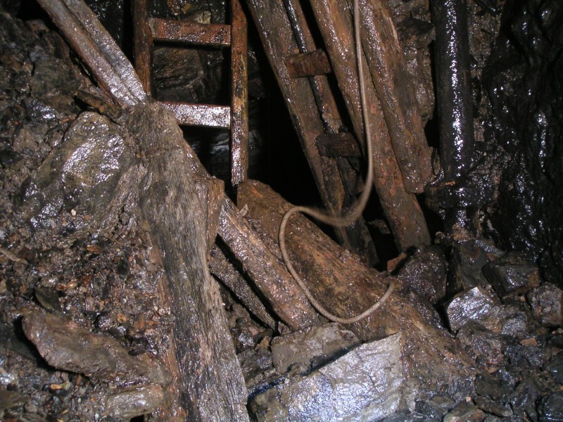 sc_hsbottom1.jpg - The bottom of the Hydraulic Shaft, there is a lot of debris here, so no more throwing rocks down shafts please.