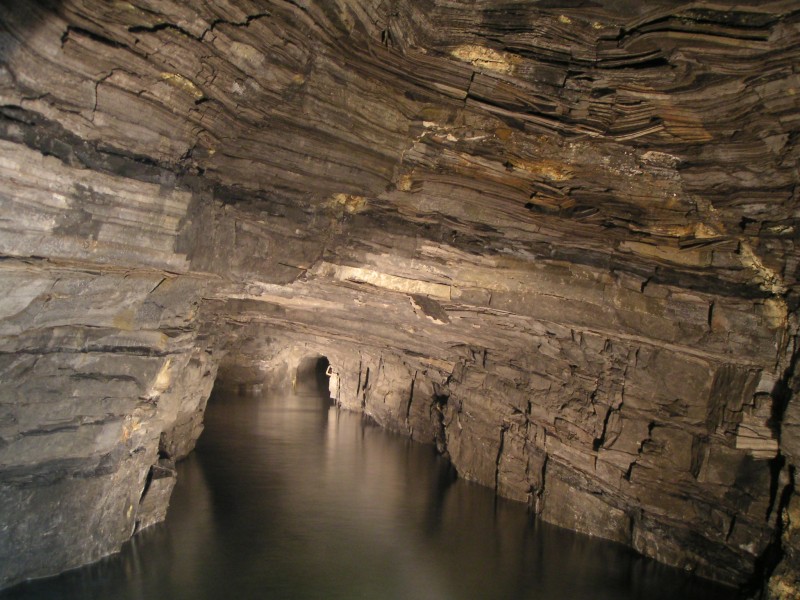 sc_hsbottom_looking_sw1.jpg - Looking towards the Longcleugh Vein, heading south east. The water was very cold here and I only went in upto waist depth - it would be interesting to see if it is open to the forehead.