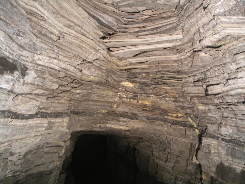sc_hsbottom_looking_sw4.jpg - The shale strata above the passage in the last photograph, it is possible to see the fracture line on the left hand side - when will it come down?