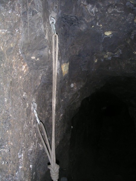 sc_hydraulic_rigging1.jpg - The two bolts for the Y hang at the top of the Hydraulic Shaft, connected with a rabbit's ears knot.