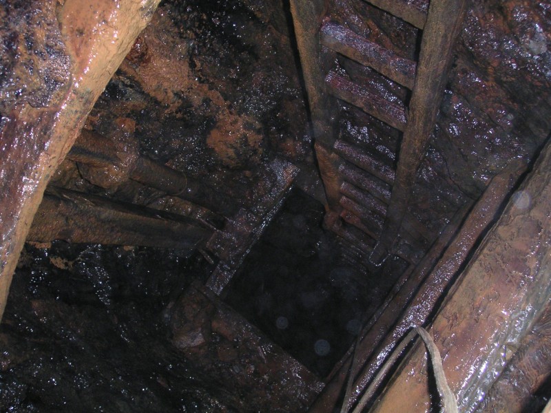 sc_hydraulic_staging2.jpg - A clear view of the laddered manway. This was taken from the same position as the last photograph using the cameras built in flash, hence the poor illumination.