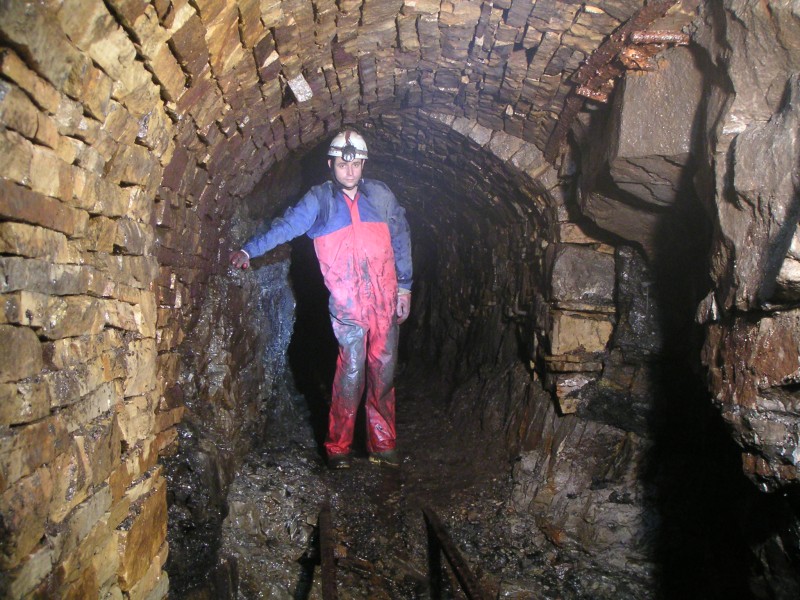 sc_lc_eaststringpassage1.jpg - Karl infront of the railed shaft.