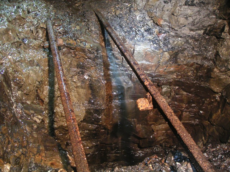sc_lc_eaststringrailshaft.jpg - Further along the East String this rail bridged shaft was seen. It looks like it has a dogleg in it and it possibly may drop to the forehead of the Hangingshaw Level.