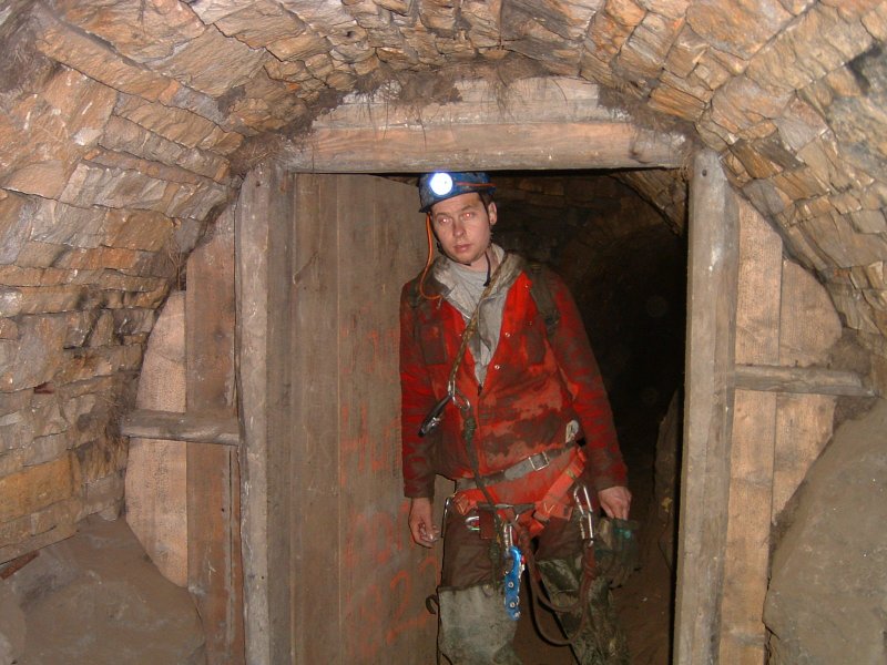 sc_ventilationdoor_smallcleugh_flats.jpg - The ventilation door in the Smallcleugh Flats passage.