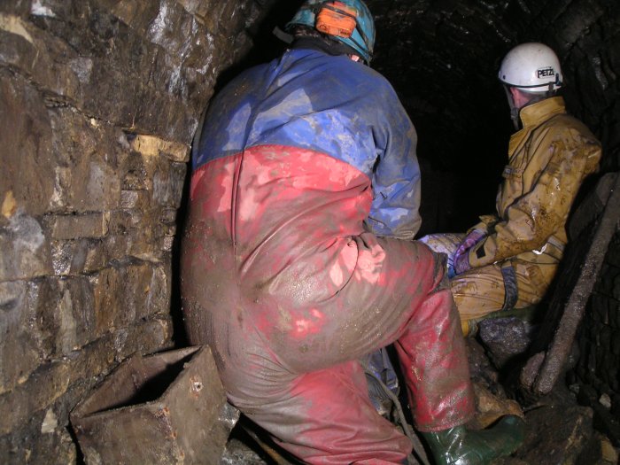 doublerise_sublevel1.jpg - A wooden box in the sublevel where the Double Rise is. The rise is in front of Charlie and Karli.