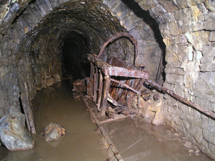 mcssv_oretruck.jpg - Past the collapse we came to this ore truck, with an adjustable arch former on top of it.