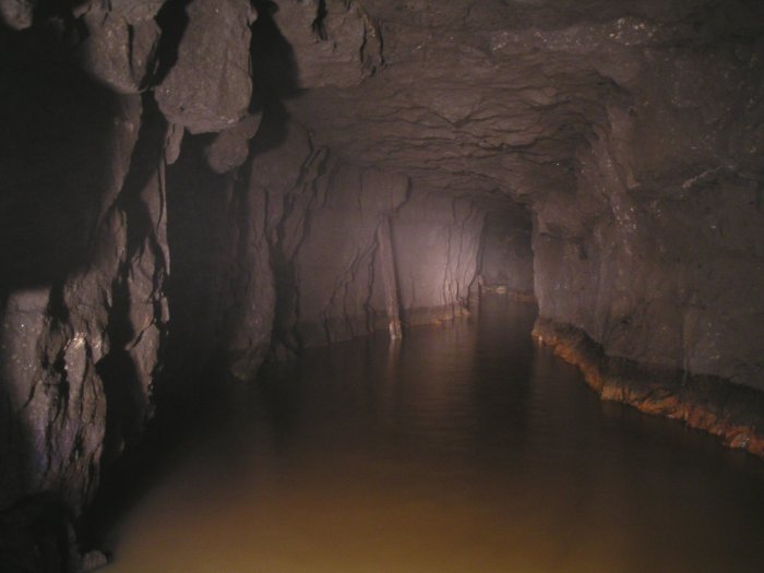 new_cross_vein.jpg - View down the New Cross Vein. With no air movement you quickly get a build up of fog.