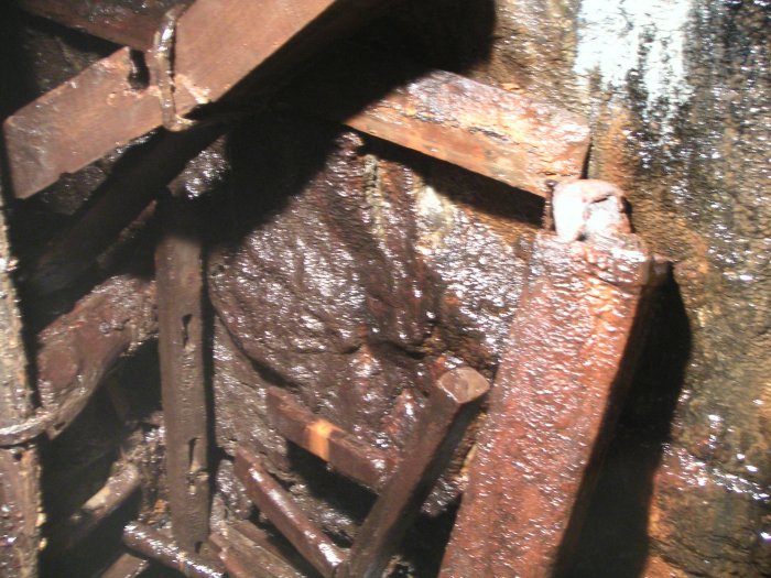 pickerings_rise2.jpg - The continuation of Pickering's Rise. There are air pipes and ventilation trunking going down it.