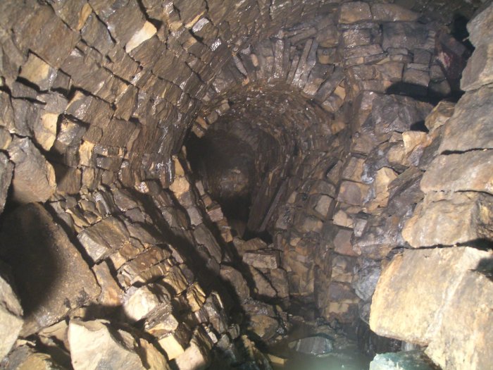 pickerings_rise_sublevel.jpg - Part of the sublevel at the first drop into Pickering's Rise. The passage walls are subject to rather bad twisting and bulging, not a pleasant place to in for long.