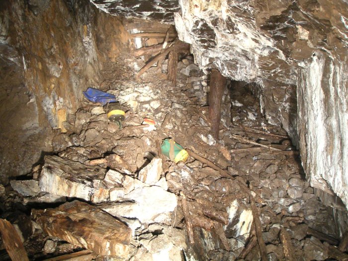 stope_above1.jpg - The stope above the laddered ore shoot. You enter just to the right of the support timber by the rope of the floor.