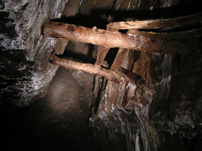stope_above2.jpg - Looking up towards the ceiling of the stope, the ceiling was stone arched in places. Again note the square ventilation trunking hanging down from the stemples.