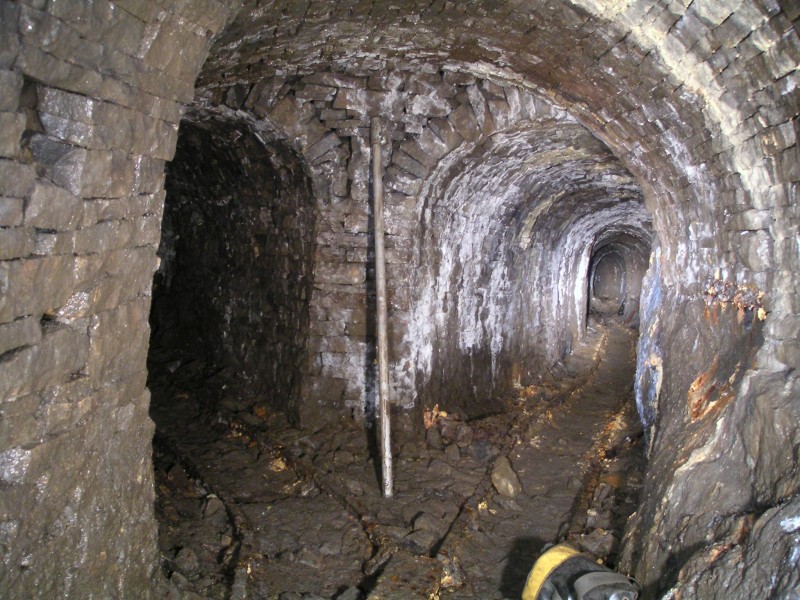 lc_grahamsandlcveinjunc1.jpg - Past the sump, is the dogleg passage that follows the small Graham's Vein (on the left), oh and part of our maypole.