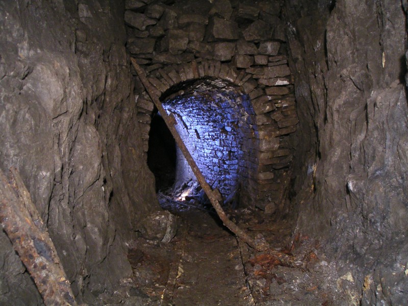 lc_grahamsveinstope.jpg - Just into Graham's Vein there is a little climbable rise, into the stopes above, however it did not go too far due to stacked deads. The blue is the testing of Pete's flashgun.