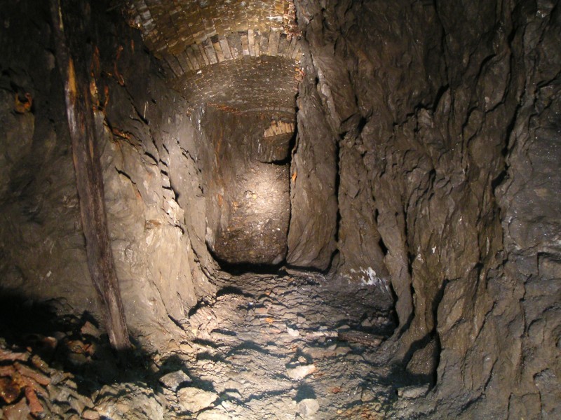 lc_lcsunv_eastpassage.jpg - Back on the main level looking east along the Longcleugh Sun Vein. Left is the cross cut that we came in from.