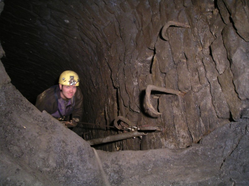 lc_lcsunveinrise_maypole.jpg - From the junction we reached the end of the passage and climbed up this rise using the maypole into the stope above, some 7m.